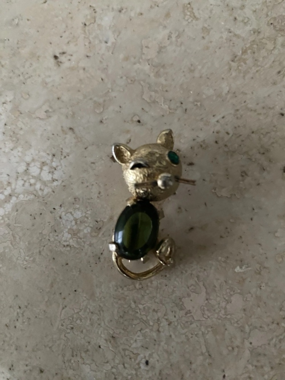 CastleCliff Gold Cat Brooch with Dark Green Gem. Vintage, circa 1950s.